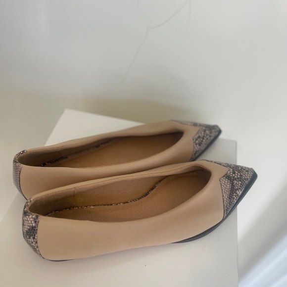 ASOS DESIGN Wide Fit Legend pointed toe cap ballet flats in beige snake - Picture 9 of 13